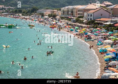 Dawn Serenity à la plage de Baška : une matinée fascinante sur le rivage. Banque D'Images