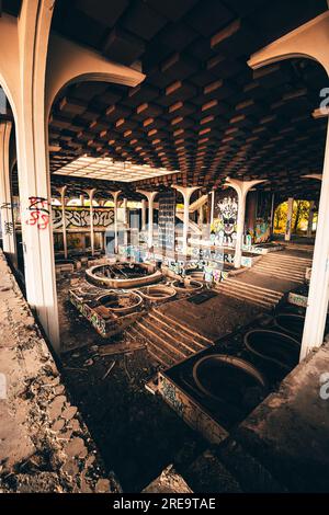 Le Haludovo Palace Hôtel à Malinska sur Krk Croatie. D'abord utilisé comme un hôtel de luxe, plus tard pour le tourisme de masse et comme hébergement de réfugiés, il est maintenant un l Banque D'Images