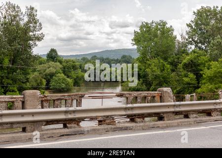 Un pont vieillissant au-dessus de la rivière Waits est vu à Bradford, Vermont. ÉTATS-UNIS Le président Joe Biden a promis des milliards pour le renouvellement des infrastructures Banque D'Images