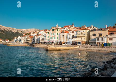 Dawn Serenity à la plage de Baška : une matinée fascinante sur le rivage. Banque D'Images
