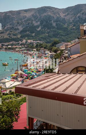 Dawn Serenity à la plage de Baška : une matinée fascinante sur le rivage. Banque D'Images