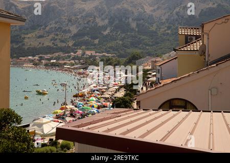 Dawn Serenity à la plage de Baška : une matinée fascinante sur le rivage. Banque D'Images