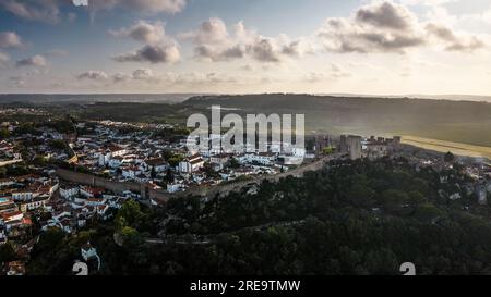 Vue aérienne par drone de la ville fortifiée historique d'Obidos au coucher du soleil, près de Lisbonne, Portugal Banque D'Images