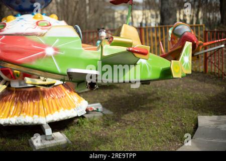 Attractions pour enfants dans le parc. Un avion de jeu pour les enfants. Un endroit amusant pour se détendre. Banque D'Images