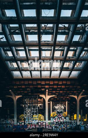 Le Haludovo Palace Hôtel à Malinska sur Krk Croatie. D'abord utilisé comme un hôtel de luxe, plus tard pour le tourisme de masse et comme hébergement de réfugiés, il est maintenant un l Banque D'Images