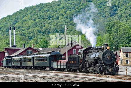 Train d'excursion East Broad Top Railroad descendant jusqu'au dépôt pour le chargement Banque D'Images