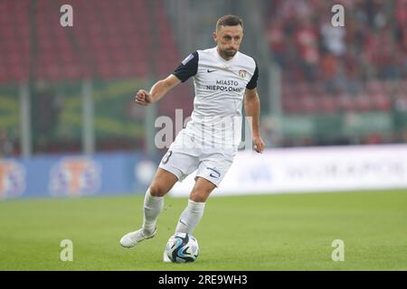 Piotr Mrozinski de Puszcza Niepolomice vu en action lors du match de football polonais PKO Ekstraklasa League 2023/2024 entre Widzew Lodz et Puszcza Niepolomice au stade municipal de Widzew Lodz. Score final ; Widzew Lodz 3:2 Puszcza Niepolomice. Banque D'Images