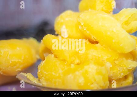 Pomme de terre Baroa, variation de la pomme de terre brésilienne très similaire au manioc brésilien et jaune. Banque D'Images