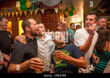 Newport Beach, Californie, États-Unis. 20 septembre 2017. Tenant leurs verres à bière, un groupe multiracial d'hommes chantent ensemble dans un bar irlandais à Newport Beach, en Californie. (Image de crédit : © Spencer Grant/ZUMA Press Wire) USAGE ÉDITORIAL SEULEMENT! Non destiné à UN USAGE commercial ! Banque D'Images