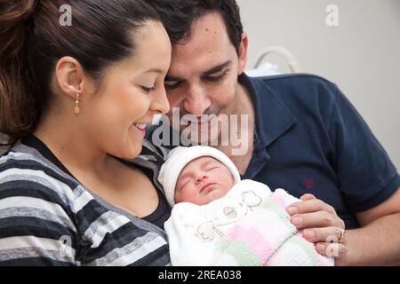 La jeune mère et le père avec leur bébé fille nouveau-né à l'hôpital le jour de sa naissance. Concept de famille. Concept de planification familiale Banque D'Images