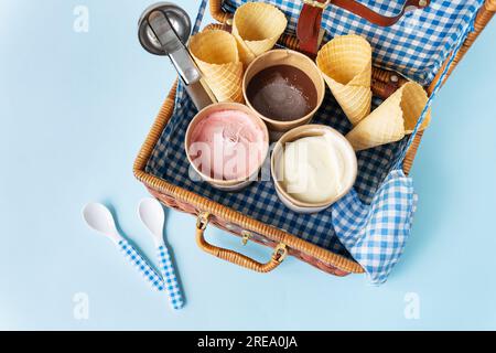 Crème glacée à emporter. Juste dans la rue. Boîte à crème glacée. Crème glacée à emporter - une boîte avec différentes crèmes glacées, une cuillère, un verre à gaufres Banque D'Images