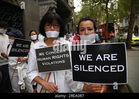 Ambassade de l'Inde, Londres, Royaume-Uni. 26 juillet 2023. La communauté indienne Kuki a organisé une manifestation silencieuse de solidarité, partageant l'angoisse de leurs propres sœurs Kuki-Zo parade nuancées et assassinées à Manipur. La société indienne reste à la traîne au XXIe siècle. Les crimes les plus dégoûtants contre les femmes, à l'époque de Stoneage. Le meurtre des sœurs Kuki-Zo et plus de 130 personnes ont été tuées et des milliers ont été blessées dans l'État du nord-est depuis mai. Selon eux, il s'agissait d'un massacre bien financé de minorités ethniques par des terroristes hindous du BJP et un politicien de haut rang. Le Modi reg Banque D'Images