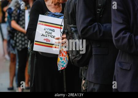 Londres, Royaume-Uni. 26 juillet 2023. Les manifestants brandissent des pancartes « mourir pour la justice ». Les manifestants et les partisans des victimes et des familles endeuillées se rassemblent devant la Infected Blood Inquiry dans le centre de Londres, où le Premier ministre Rishi Sunak est apparu aujourd'hui. L'enquête est en cours. Crédit : Imageplotter/Alamy Live News Banque D'Images