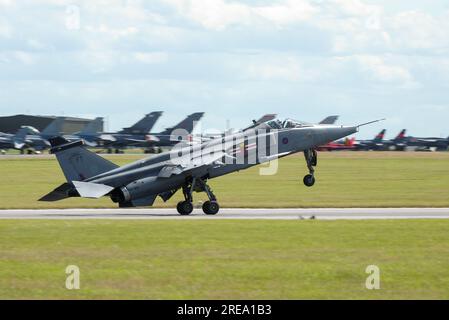 Sepecat Jaguar GR3A avion de chasse XZ385 atterrissant à RAF Waddington pour le salon aéronautique international, Royaume-Uni. Nez relevé pour le freinage aérodynamique Banque D'Images