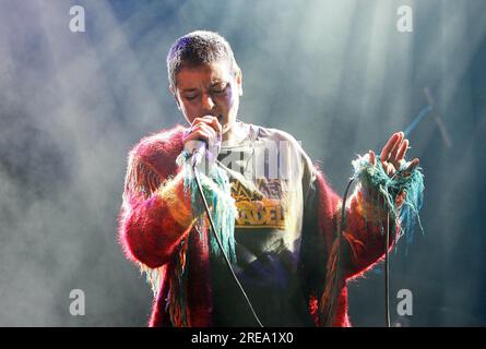 Photo de dossier datée du 08/07/2007 de Sinead O'Connor joue sur la scène Pets Sounds pendant le festival Oxegen Music à l'hippodrome de Punchestown, Co Kildare. Le Taoiseach Leo Varadkar a rendu hommage à O'Connor après sa mort à l'âge de 56 ans, en disant: "Sa musique était aimée dans le monde entier et son talent était inégalé et au-delà de toute comparaison." Date de publication : mercredi 26 juillet 2023. Banque D'Images