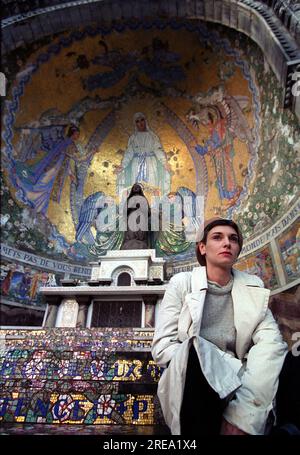 Photo de dossier datée du 21/4/1999 de la chanteuse irlandaise Sinead O'Connor à Lourdes en France où elle a été ordonnée prêtre dans l'église latine tridentine et a adopté le nom de mère Bernadette Mary O'Connor. Le Taoiseach Leo Varadkar a rendu hommage à O'Connor après sa mort à l'âge de 56 ans, en disant: "Sa musique était aimée dans le monde entier et son talent était inégalé et au-delà de toute comparaison." Date de publication : mercredi 26 juillet 2023. Banque D'Images