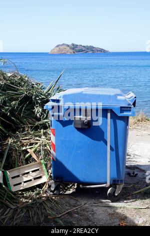 Bennes à roues bleues au bord de la mer, Grèce Banque D'Images