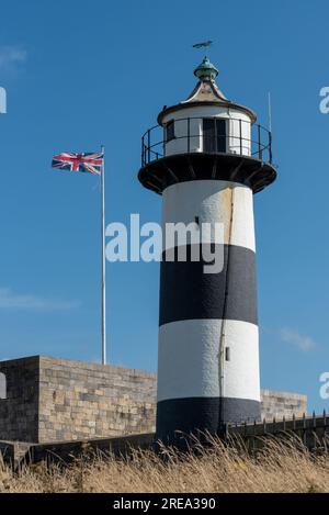 Le phare rayé noir et blanc au sommet du château de Southsea à Portsmouth, en Angleterre. Juillet 2023 Banque D'Images