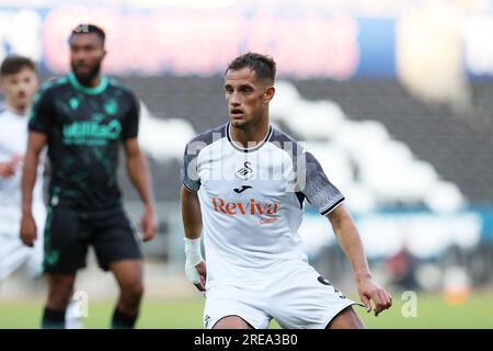 Swansea, Royaume-Uni. 25 juillet 2023. Jerry Yates de Swansea City regarde. Match amical de pré-saison, Swansea City contre Bristol Rovers au Swansea.com Stadium à Swansea, pays de Galles, le mardi 25 juillet 2023. Cette image ne peut être utilisée qu'à des fins éditoriales. Usage éditorial uniquement, photo par Andrew Orchard/Andrew Orchard photographie sportive/Alamy Live News crédit : Andrew Orchard photographie sportive/Alamy Live News Banque D'Images