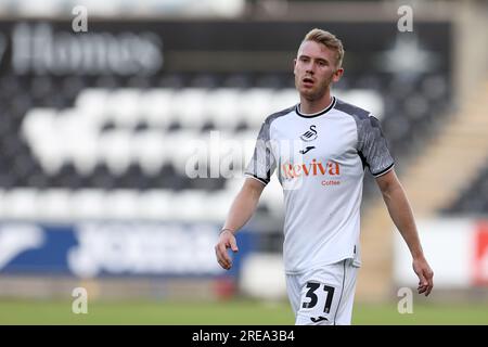 Swansea, Royaume-Uni. 25 juillet 2023. Ollie Cooper, Oli Cooper de Swansea City regarde. Match amical de pré-saison, Swansea City contre Bristol Rovers au Swansea.com Stadium à Swansea, pays de Galles, le mardi 25 juillet 2023. Cette image ne peut être utilisée qu'à des fins éditoriales. Usage éditorial uniquement, photo par Andrew Orchard/Andrew Orchard photographie sportive/Alamy Live News crédit : Andrew Orchard photographie sportive/Alamy Live News Banque D'Images