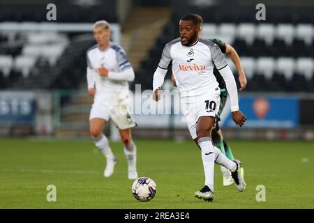 Swansea, Royaume-Uni. 25 juillet 2023. Olivier Ntcham de Swansea City en action. Match amical de pré-saison, Swansea City contre Bristol Rovers au Swansea.com Stadium à Swansea, pays de Galles, le mardi 25 juillet 2023. Cette image ne peut être utilisée qu'à des fins éditoriales. Usage éditorial uniquement, photo par Andrew Orchard/Andrew Orchard photographie sportive/Alamy Live News crédit : Andrew Orchard photographie sportive/Alamy Live News Banque D'Images