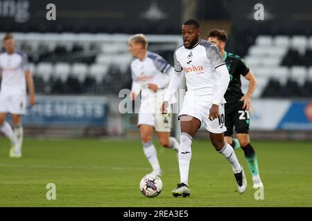 Swansea, Royaume-Uni. 25 juillet 2023. Olivier Ntcham de Swansea City en action. Match amical de pré-saison, Swansea City contre Bristol Rovers au Swansea.com Stadium à Swansea, pays de Galles, le mardi 25 juillet 2023. Cette image ne peut être utilisée qu'à des fins éditoriales. Usage éditorial uniquement, photo par Andrew Orchard/Andrew Orchard photographie sportive/Alamy Live News crédit : Andrew Orchard photographie sportive/Alamy Live News Banque D'Images