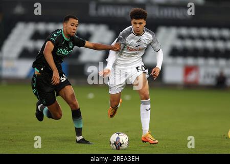 Swansea, Royaume-Uni. 25 juillet 2023. Filip Lissah de Swansea City (r) en action. Match amical de pré-saison, Swansea City contre Bristol Rovers au Swansea.com Stadium à Swansea, pays de Galles, le mardi 25 juillet 2023. Cette image ne peut être utilisée qu'à des fins éditoriales. Usage éditorial uniquement, photo par Andrew Orchard/Andrew Orchard photographie sportive/Alamy Live News crédit : Andrew Orchard photographie sportive/Alamy Live News Banque D'Images