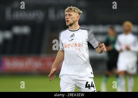 Swansea, Royaume-Uni. 25 juillet 2023. Josh Thomas de Swansea City regarde. Match amical de pré-saison, Swansea City contre Bristol Rovers au Swansea.com Stadium à Swansea, pays de Galles, le mardi 25 juillet 2023. Cette image ne peut être utilisée qu'à des fins éditoriales. Usage éditorial uniquement, photo par Andrew Orchard/Andrew Orchard photographie sportive/Alamy Live News crédit : Andrew Orchard photographie sportive/Alamy Live News Banque D'Images