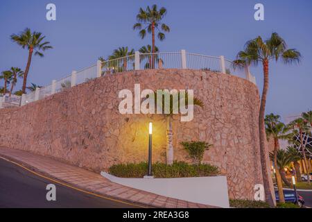 Vue de la belle colline conçue sur fond bleu de ciel de nuit. Gran Canaria, Espagne. Banque D'Images