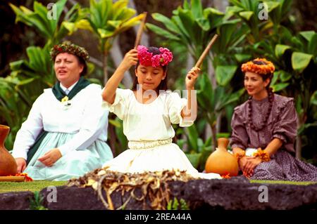 Deux femmes vêtues de vêtements traditionnels du 19e siècle chantent avec leurs ipu (tambours de gourde), tandis qu'une belle jeune fille portant du blanc et un haku rose Banque D'Images