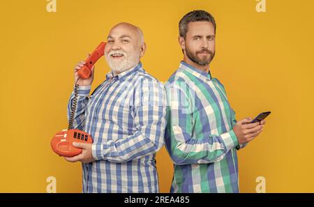 image des hommes avec vs technologie téléphone et téléphone. hommes avec vs technologie Banque D'Images