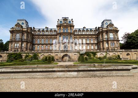 Le Bowes Museum au château de Barnard dans le comté de Durham, en Angleterre. Le bâtiment a été conçu par Jules Pellechet ouvert en juin 1892. Banque D'Images