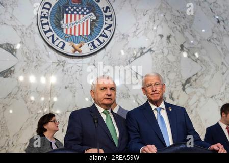 Le sénateur américain Jack Reed (démocrate de Rhode Island), président de la commission du Sénat américain sur les services armés, Et le sénateur américain Roger Wicker (Républicain du Mississippi), membre de rang, Comité sénatorial américain sur les services armés prennent la parole devant l'audience des services armés du Sénat pour examiner les nominations du lieutenant-général Gregory M. Guillot, USAF, au poste de général et commandant du Commandement nord-américain de la défense aérospatiale, Et le lieutenant-général Stephen N. Whiting, USSF, pour être général et commandant du United States Space Command, tous deux du département de la Défense. Banque D'Images