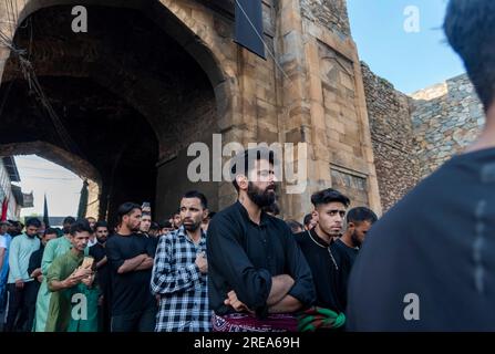 Srinagar, Inde. 26 juillet 2023. Les musulmans chiites marchent lors d'une procession religieuse le 7e jour de Muharram à Srinagar. Muharram est le premier mois du calendrier islamique. C'est l'un des mois les plus sacrés du calendrier islamique. Les musulmans chiites commémorent Muharram comme un mois de deuil en souvenir du martyre du petit-fils du Prophète islamique Muhammad, l'Imam Hussain, qui a été martyrisé à Ashura (10e jour de Muharram) dans la bataille de Karbala en 680 A.D. Crédit : SOPA Images Limited/Alamy Live News Banque D'Images