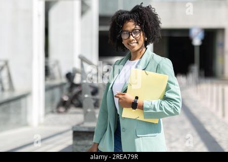 Portrait de jeune femme africaine attrayante entrepreneur en plein air Banque D'Images