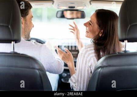 femme drôle divertissant son mari tout en allant en voiture voyage ensemble Banque D'Images