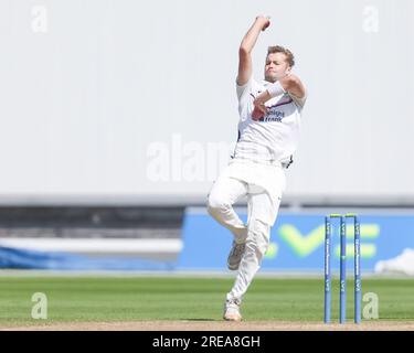 Tom Helm de Middlesex en action bowling a lieu à Birmingham, au Royaume-Uni, le 26 juillet 2023, lors du match LV= Insurance County Championship entre le Warwickshire Banque D'Images