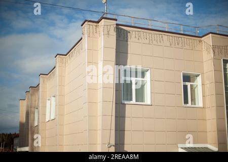 Bâtiment en ville. Hôpital moderne. Maison blanche. Détails architecturaux. Banque D'Images