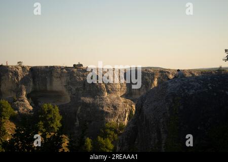 Gorge de montagne le jour d'été. Camping en montagne. Paysage magnifique. Lieux sauvages pour se détendre. Banque D'Images