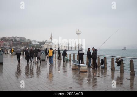 Turquie istanbul 12 janvier 2023. Pêcheur avec tige, rouleau rotatif Banque D'Images