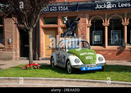 Une voiture VW Beetle modifiée et décorée en soutien à l'Open Golf Championship qui s'est tenu à Hoylake en juillet 2023. Banque D'Images