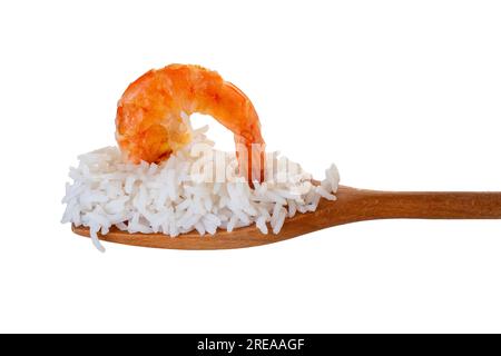 Crevettes frites sur riz bouilli blanc sur cuillère en bois isolé sur blanc avec chemin de découpage inclus Banque D'Images