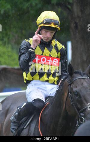 Londres, Royaume-Uni. 26 juillet 2023. Thomas Greatrex revient dans l'enceinte des gagnants après avoir remporté le 19,40 On Night Arc à Sandown Park Racecourse, Royaume-Uni. Crédit : Paul Blake/Alamy Live News. Banque D'Images