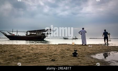 Le bord de mer de Dammam offre une vue merveilleuse du matin pour les visiteurs et les habitants. Les eaux calmes reflètent le ciel lumineux, créant une atmosphère sereine Banque D'Images