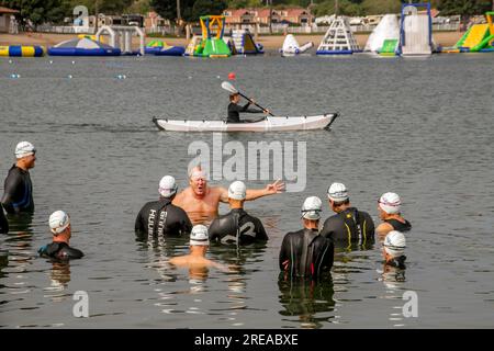 Newport Beach, Californie, États-Unis. 25 août 2018. Les participants au triathlon en natation reçoivent une conférence sur la technique de natation d'un ancien champion olympique à Newport Beach, CA. (Image de crédit : © Spencer Grant/ZUMA Press Wire) USAGE ÉDITORIAL SEULEMENT! Non destiné à UN USAGE commercial ! Banque D'Images