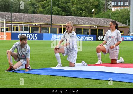 Tubize, Belgique. 24 juillet 2023. De jeunes volontaires photographiés lors d'un match de football féminin entre les équipes nationales féminines de moins de 19 ans des pays-Bas et d'Allemagne lors du tournoi final de L'UEFA féminin des moins de 19 ans lors de la troisième journée de match dans le groupe A, mercredi 24 juillet 2023 à Tubize, Belgique . Crédit : Sportpix/Alamy Live News Banque D'Images