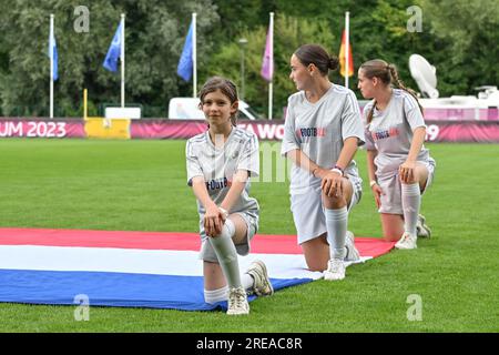 Tubize, Belgique. 24 juillet 2023. De jeunes volontaires photographiés lors d'un match de football féminin entre les équipes nationales féminines de moins de 19 ans des pays-Bas et d'Allemagne lors du tournoi final de L'UEFA féminin des moins de 19 ans lors de la troisième journée de match dans le groupe A, mercredi 24 juillet 2023 à Tubize, Belgique . Crédit : Sportpix/Alamy Live News Banque D'Images