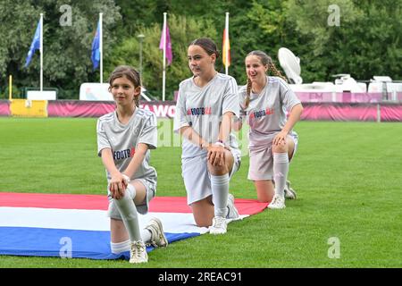 Tubize, Belgique. 24 juillet 2023. De jeunes volontaires photographiés lors d'un match de football féminin entre les équipes nationales féminines de moins de 19 ans des pays-Bas et d'Allemagne lors du tournoi final de L'UEFA féminin des moins de 19 ans lors de la troisième journée de match dans le groupe A, mercredi 24 juillet 2023 à Tubize, Belgique . Crédit : Sportpix/Alamy Live News Banque D'Images