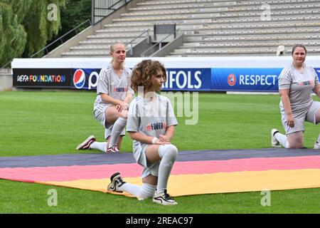 Tubize, Belgique. 24 juillet 2023. De jeunes volontaires photographiés lors d'un match de football féminin entre les équipes nationales féminines de moins de 19 ans des pays-Bas et d'Allemagne lors du tournoi final de L'UEFA féminin des moins de 19 ans lors de la troisième journée de match dans le groupe A, mercredi 24 juillet 2023 à Tubize, Belgique . Crédit : Sportpix/Alamy Live News Banque D'Images