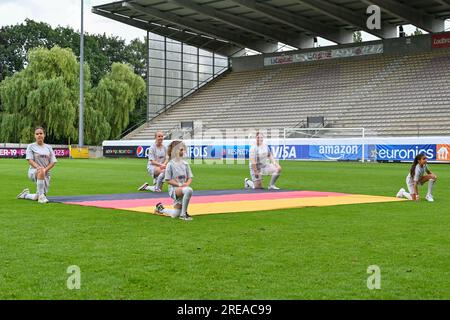 Tubize, Belgique. 24 juillet 2023. De jeunes volontaires photographiés lors d'un match de football féminin entre les équipes nationales féminines de moins de 19 ans des pays-Bas et d'Allemagne lors du tournoi final de L'UEFA féminin des moins de 19 ans lors de la troisième journée de match dans le groupe A, mercredi 24 juillet 2023 à Tubize, Belgique . Crédit : Sportpix/Alamy Live News Banque D'Images